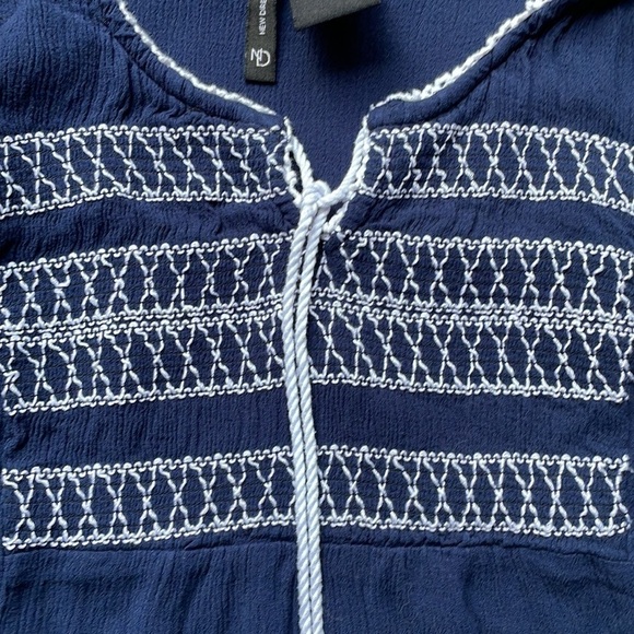 New Directions M navy blue and white sleeveless top - Picture 4 of 6